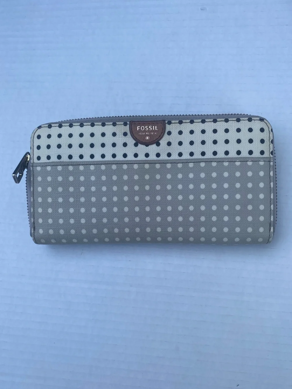 Fossil Polka Dot Zip Wallet in Cream, Black & Gray🤍🖤